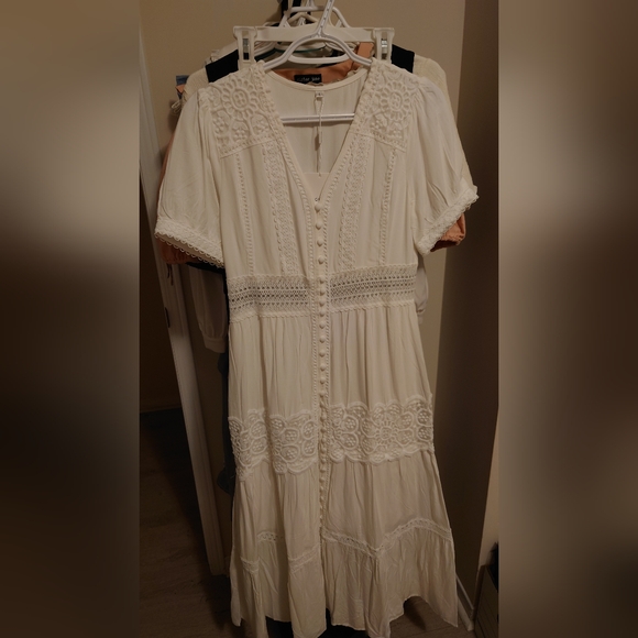 White Lace Applique mid-drift Short Sleeve Midi Dress - Picture 7 of 13